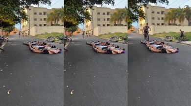 Přeskok několika kamarádů na kole...