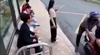 Odvážný zásah muže v obleku zastavil loupež na ulici