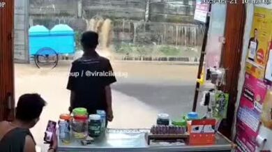 Těžký déšť zbořil zeď v Jakartě