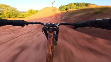 Pohled z první osoby profesionálního jezdce Red Bullu