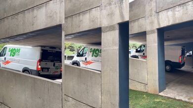 Řidič dodávky U-Haul poškodil střechu po vjezdu do nízkého parkoviště