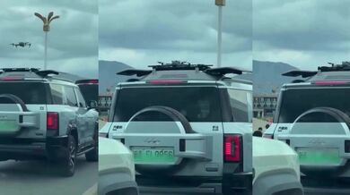 Kontrola kolony aut dronem