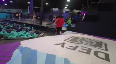 Nehoda při blbnutí v dětské herně