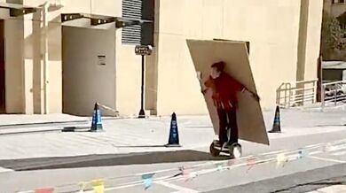 Kuriózní doručení tabule