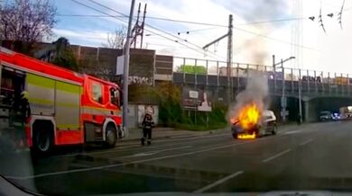 Policista zastavil hořící auto vyrážecím kladivem: V Brně tím zabránil možné nehodě v rušné křižovatce