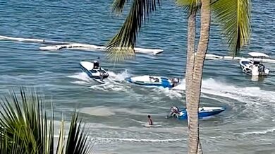 Nekontrolovatelný motorový člun na pláž v letovisku Bávaro