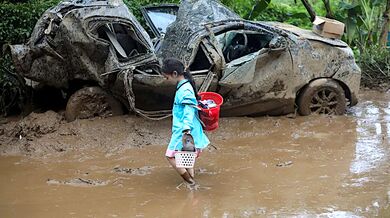 Tragédie na Sumatře: Povodně, sesuvy půdy a zemětřesení si vyžádaly nejméně 248 životů