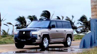 BYD YangWang U8 přežil pád obrovské palmy a ohromuje svou odolností