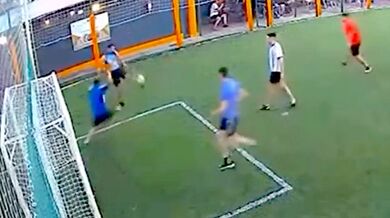 Bolestivá hlavička fotbalisty