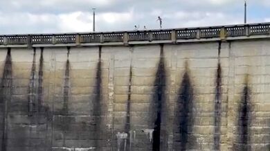 Skočte do vody z 35 metrů vysoké přehrady