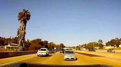 Střet sedanu s pickupem