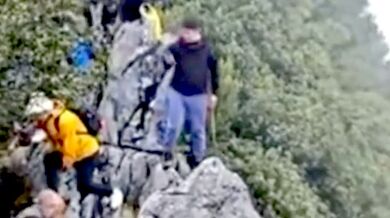 Turista spadl z útesu při focení selfie v Číně