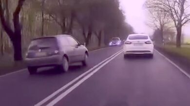 Nebezpečné předjíždění na trase Opole – Brzeg končílo převrácením vozidla