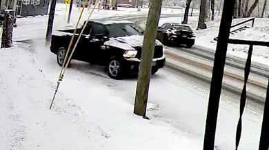 Nehoda nákladního vozu na zledovatělé silnici