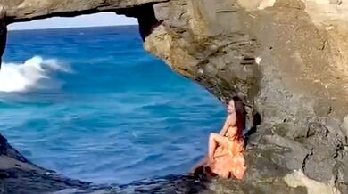 Turistku při focení smetla vlna během pořizování fotek a málem se utopila