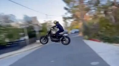 Pořádný skok na motorce, který mohl skončit tragicky