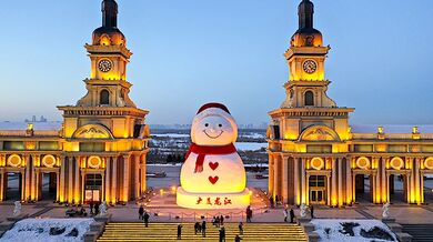 Obří sněhulák v Harbinu vítá návštěvníky slavného ledového festivalu