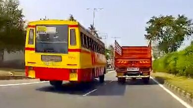 Srážka autobusu, dvou nákladních vozů a motocyklu skončila těžkým zraněním motorkáře