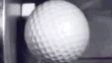 Golfový míček při extrémním nárazu: fascinující ukázka fyziky v praxi