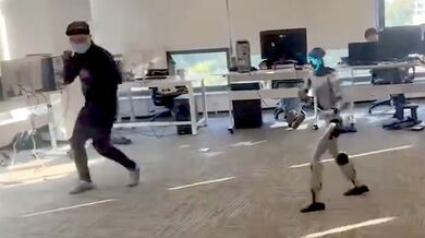 Robot při demonstraci „zaútočil“ na cvičence