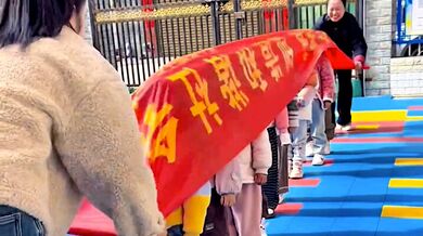 Pokus se statickou elektřinou v mateřské škole v Číně