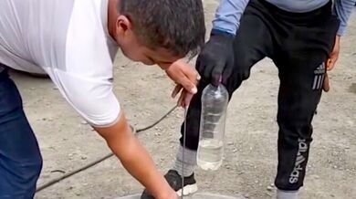 Fyzikální experiment: Jak proud vzduchu z pneumatiky udrží láhev s vodou ve vzduchu