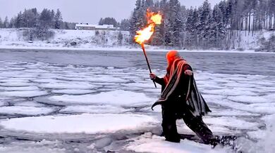 Běh po kusech ledu na zamrzlém jezeře