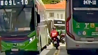 Nebezpečný průjezd motorkáře mezi dvěma autobusy