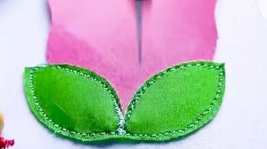 Profesionální vyšívání květiny pomocí šívacího stroje