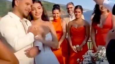 Nečekané gesto u oltáře: Ženich si při požehnání spletl ruku pastora s pozváním k potřesení