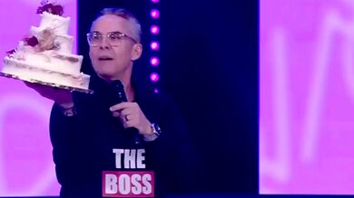 Pastor si při kázání o manželství nešťastnou náhodou propíchl ruku dřevěnou špejlí