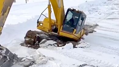 Bagristé společnými silami zachránili kolegu s uvízlým strojem