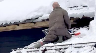 Odstraňovaní ledu z okapu...