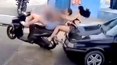 Automobil srazil dvě ženy na motocyklu u zpomalovacího prahu