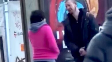 Konflikt bezdomovců na ulici