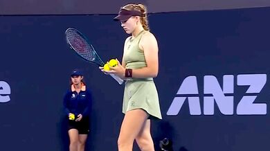 Kuriozita v Brisbane: Houkající vlak dvakrát přerušil servis Mirry Andrejevové