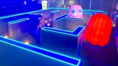 Živý Pac-Man v Singapuru: Návštěvníci ostrova Sentosa se proměnili v herní postavy