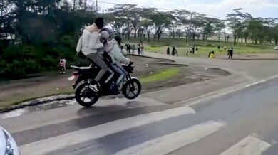 Tři lidé na motorce se jen tak tak vyhli nehodě