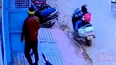 Mladá dívka si zkusila jízdu na skútru