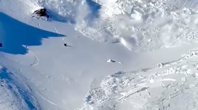 Lyžař jen tak tak unikl před lavinou