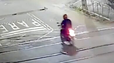 Motocyklista v rychlosti narazil do zavřené závory na železničním přejezdu