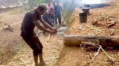 Tradice v Nepálu: Proč se v rukou mužů mění cukrová třtina v hlasité výbušniny