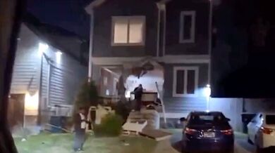 Cybertruck narazil do domu