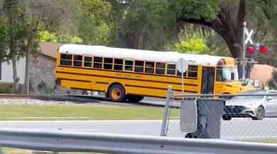 Hazard se životy školáků: Řidič autobusu ignoroval výstrahu na přejezdu a skončil v poutech