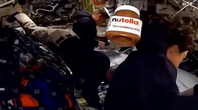 Reklamní tah v hlubokém vesmíru: Sklenice Nutelly se objevila v přímém přenosu mise Artemis II