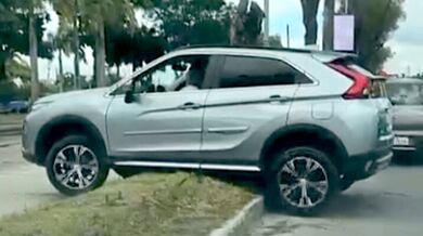 Pokus o otočení v koloně skončil patovou situací na obrubníku