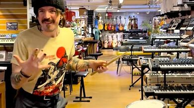 Hudební improvizace ve Stockholmu: Bubeníci rozhýbali obchod Deluxe Music rytmy slavného hitu