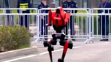 Revoluce v Pekingu: Humanoidní robot Lightning překonal lidský světový rekord v půlmaratonu