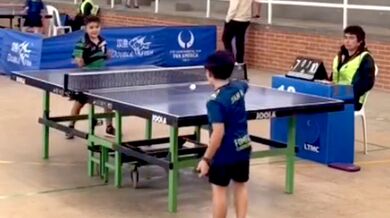 Brilantní úder v ping-pongu: Kolumbijský mladík zachránil míček ze země a zaskočil soupeře