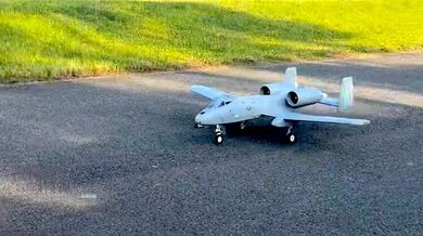 Havárie RC modelu letadla A-10 v USA: Dálkově ovládaná maketa vojenského stroje při vzletu narazila do lampy